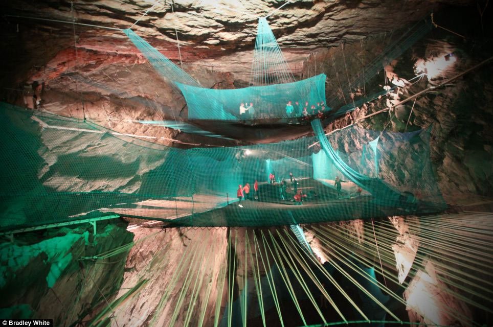 Bounce Below, mỏ Llechwedd, Wales: Công viên bạt lò xo lớn nhất thế giới nằm trong hang động khổng lồ ở mỏ Llechwedd, Blaenau Ffestiniog, với 3 bạt lò xo cỡ lớn cho du khách thỏa thích vui đùa. (Ảnh: Thisiscolossal.)